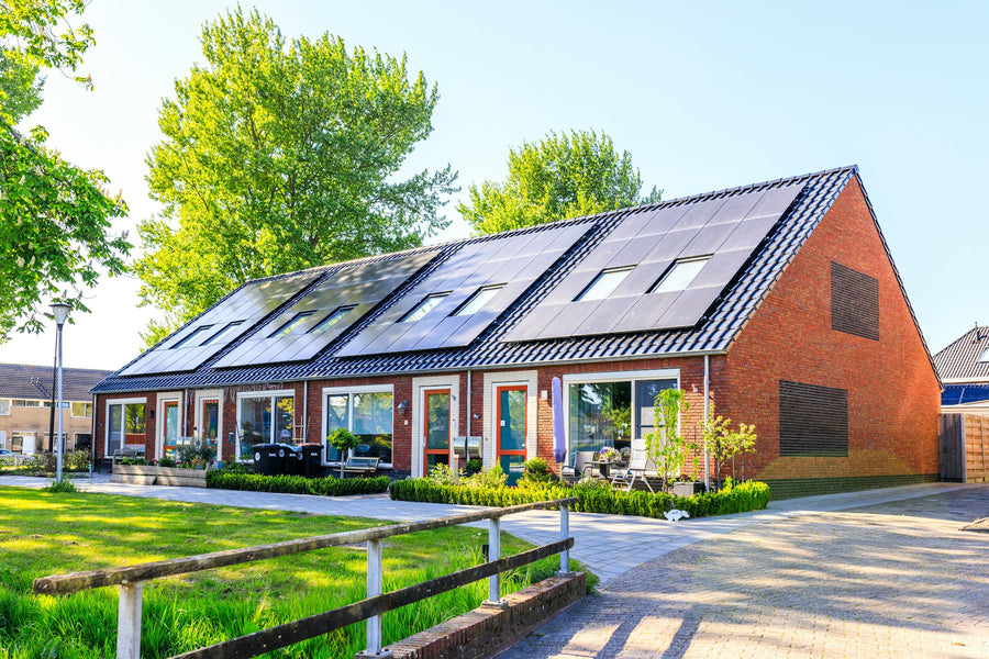 Moderne woning met zonnepanelen